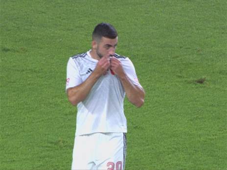 לאיוס. נישק את הסמל לאחר השער