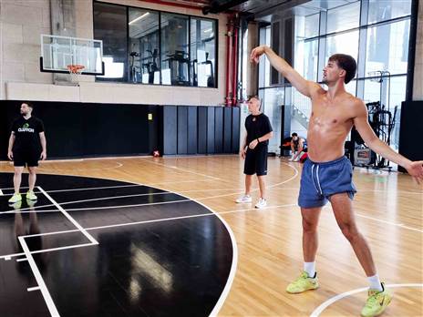 אבדיה עם פיליפי. הידית התאפסה אחרי שלוש עונות בליגה? (צילום: CLUTCH)