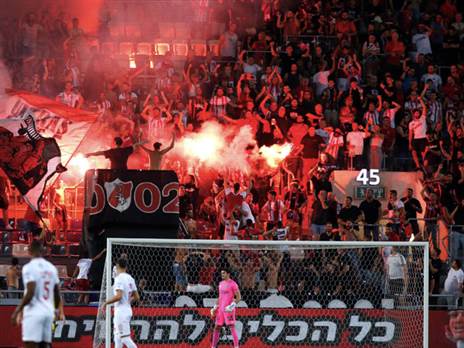 אבוקות ביציע. כל אחת תעלה 3,000 ש"ח (אלן שיבר)