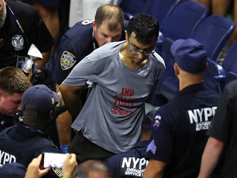 כמעט שעה של הפסקה. המפגין (GETTY)