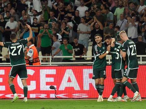 שחקני פנאתינייקוס חוגגים עם שפוראר מול ויאריאל (GETTY)