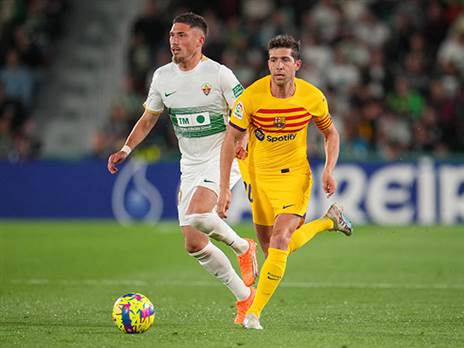 סרג'י רוברטו בצבעי הדגל הקטלאני. מצב מורכב (Aitor Alcalde/Getty Images)