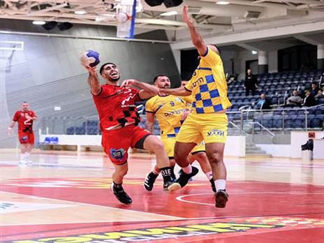 בן גונן מהפועל ראשון מול אורן כהן ממוצקין (צילום: הדר ואן קולא)