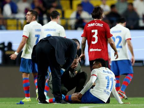 ואיבדה את ראפיניה שנפצע במחצית הראשונה (Yasser Bakhsh/Getty Images)