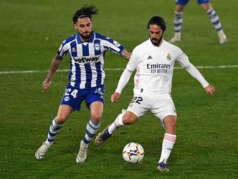 חוטה מול איסקו בעונתו האחרונה (PIERRE-PHILIPPE MARCOU/AFP via Getty Images)