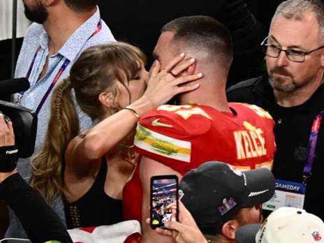 הנשיקה המדוברת (GETTY)