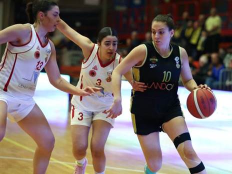 צליל וטורי עם הכדור (דני מרון, מנהלת ליגת העל לנשים בכדורסל)