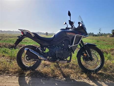 בולמי SHOWA קדמיים ו-MONOSHOCK DAMPER אחורי