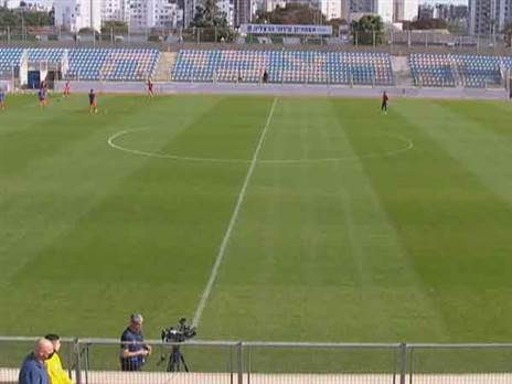 האצטדיון בהרצליה, אפשר לשבת רק בצד אחד כרגע