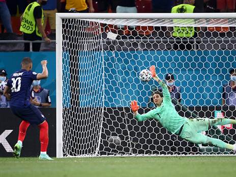 זומר עצר את אמבפה והדהים את אירופה (GETTY)