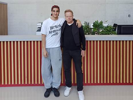 תאי עבד עם סוכנו מאיר ריפמן. הכישרון הישראלי ימשיך באימפריה ההולנדית