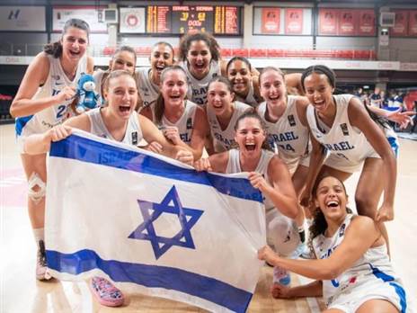 שוב יצאו מחויכות? (FIBA)