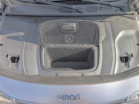 בסמארט הוסיפו גם תא מטען קדמי רק כדי להגיד שיש תא מטען קדמי (15 ליטר)