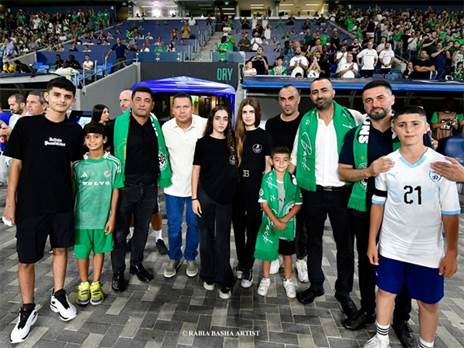 מחווה מחממת לב. בכר והמשפחות השכולות (האתר הרשמי של מכבי חיפה)