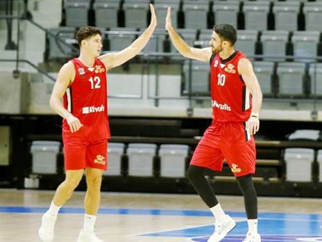 והמארחת פתחה את הענוה בניצחון נהדר (אלן שיבר)