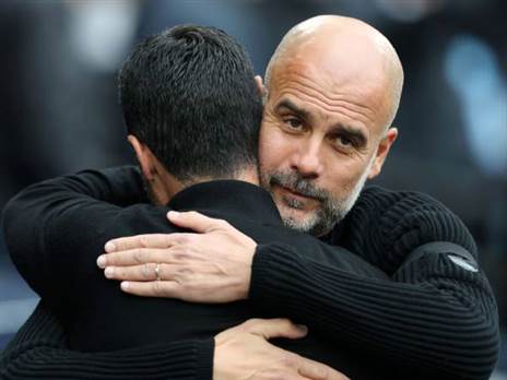 פפ גווארדיולה ומיקל ארטטה. בשביל לקחת אליפות באנגליה, צריך להיות מושלם (GETTY)