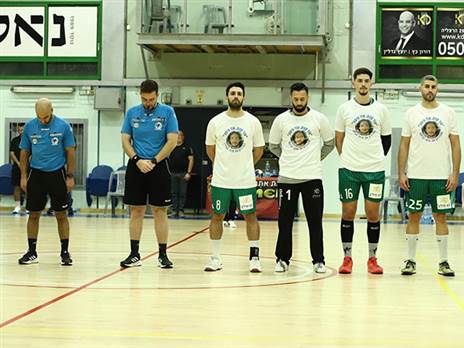 שחקני הרצליה בדקת הדומייה עם חולצות של עומר שם טוב החטוף (צילום: גיל שמאי)