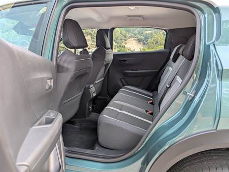 ביחס לג'יפון קטן, המרווח לרגליים ולראש טוב מאוד