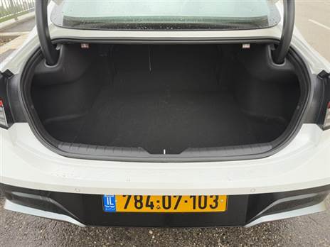 תא המטען לא מרשים כמו של סקודה סופרב, אבל בהחלט שימושי