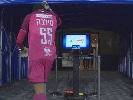 ירד לחדר ההלבשה כועס