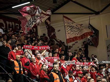 קיר אדום (עודד קרני)