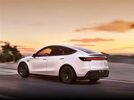 תחילה בגרסת הנעה אחורית והנעה כפולה. הפרפורמנס בעתיד