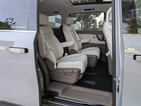 דלתות הזזה מקלות על הכניסה (וככה גם הילדים לא יטיחו את הדלת ברכבים חונים)