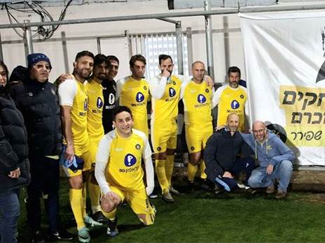 מחווה מרגשת (צילום: יורם שפירר)