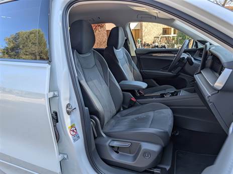 מושבים קדמיים מרווחים ובהתאם לרמת הגימור יש גם מסאז`