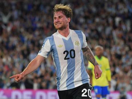 אלכסיס מקאליסטר חוגג. ארגנטינה הגיעה משוחררת ונהנתה מכל רגע (GETTY)