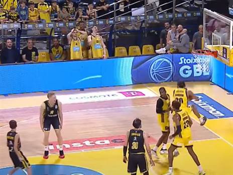 שימו לב לשחקני הספסל של היריבה לאחר ההחטאות מהקו