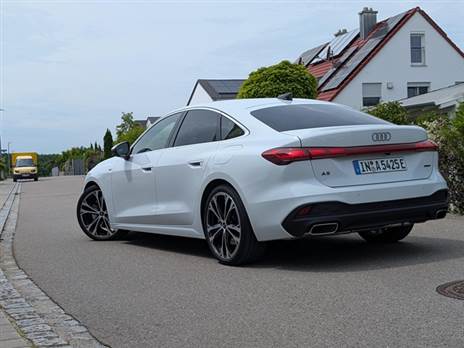 תא מטען שנחתך בנפח בשביל הסוללה