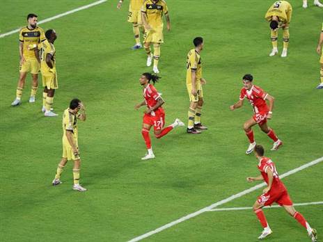 מייקל אוליסה חוגג בין שחקני בוקה, ברגע שהכריע את המשחק (GETTY)