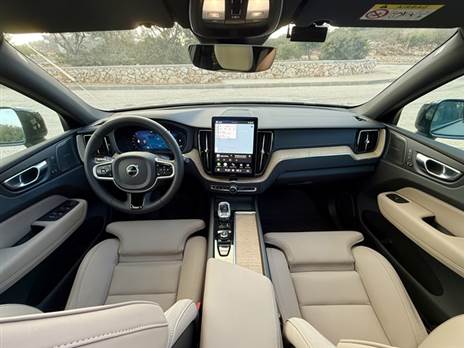 מסך מולטימדיה גדול יותר. אבל לא מוגזם. איכות תא הנוסעים נותרה גובהה