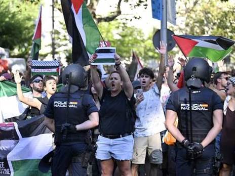 "למפגינים לא אכפת מעזה" (GETTY)