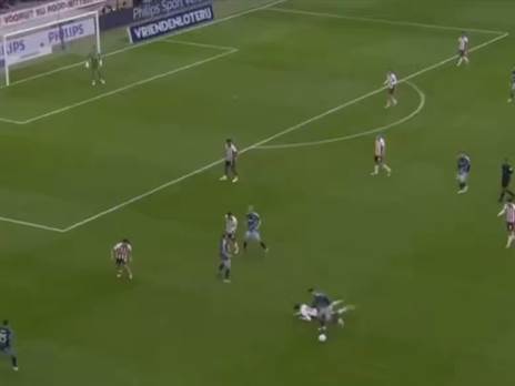 גלוך החל בהמהלך עם דריבל נהדר וזרק את שחקן פ.סוו לדשא