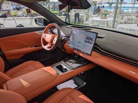 גם בפנים הקשר המשפחתי נוכח