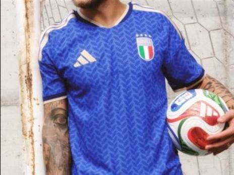 התלבושת של איטליה (האתר הרשמי של אדידס)