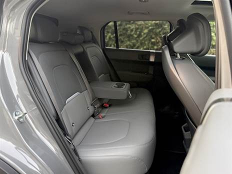 המרווח מאחור טוב לשני מבוגרים, במרכז עדיף שיש ילד