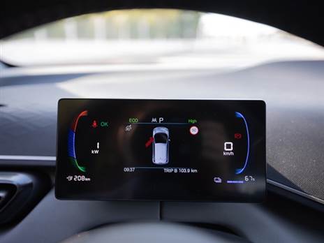 יש פה גם לוח מחוונים דיגיטלי, קטן ולא עמוס במידע