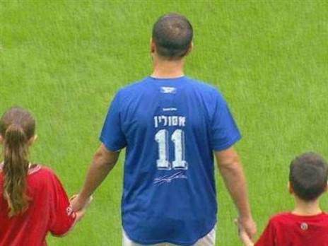 דור מלול עולה עם חולצתו של ליאור אסולין