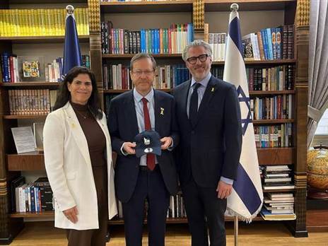 קייסי וסרמן עם הנשיא בוז'י הרצוג ויו"ר הוועד האולימפי יעל ארד (באדיבות: דוברות בית הנשיא)