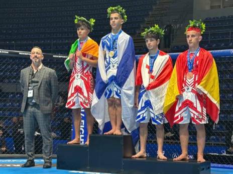 פריינטה על הפודיום. רגע ענק (צילום באדיבות: איגוד ה-MMA)