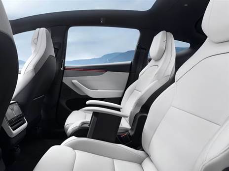 גם כאן מאחור יש מסך “8 ומושבים מחוממים. מלפנים האבזור זהה לגרסה הקצרה