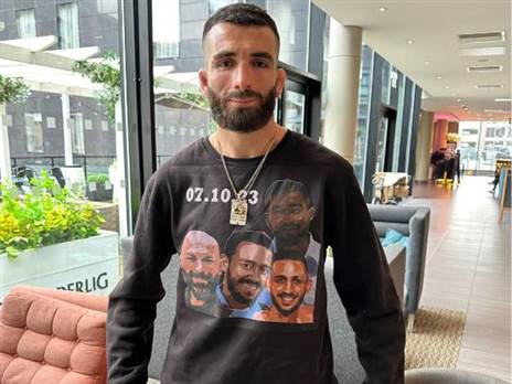 ארונוב והחולצה לזכר חבריו (צילום: פרטי)