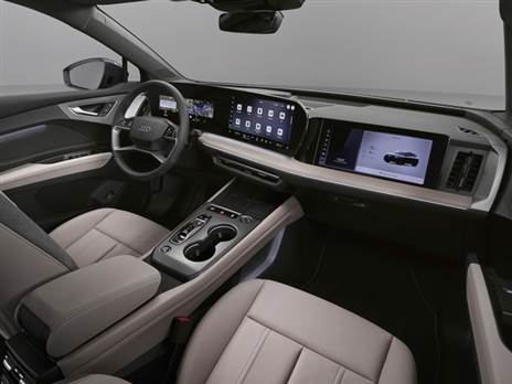 תא הנוסעים מיישר קו עם הסגנון שפגשנו לראשונה ב-Q6 אי-טרון