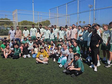 בני נוער מנהריה הגיעו לאימון מכבי חיפה, נפגשו עם השחקנים והמשיכו למוזיאון ולסיור בסמי עופר