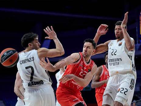 מיציץ` וטבארס. “מבקרים אותו בגלל הכסף“ (GETTY)