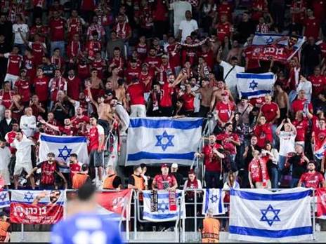 דגלי ישראל ביציע ב"ש מול זאגרב (GETTY)