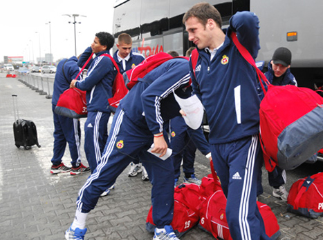 שחקני ויסלה קראקוב בשדה התעופה (האתר הרשמי)